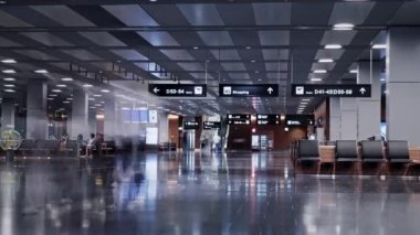 Zürih, İsviçre - 6 Eylül: Zurich Airport, ulaşım merkezi kavramı terminal içinde yürüyen insanlar. Yolcu trafiği.