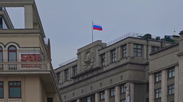 MOSCOW, RÚSSIA - 6 DE DEZEMBRO: Movimento lento da bandeira do Estado da Federação Russa sobre a Duma do Estado no centro de Moscou — Vídeo de Stock