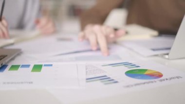 Pasta grafikleri ile birçok boşlukları ve el yakın