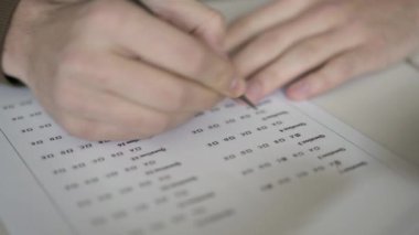 Erkek el ile birden çok seçim quiz boş bir doldurma yakın çekim