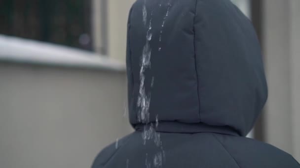 Flux d'eau coulant sur un manteau imperméable gris à l'extérieur — Video