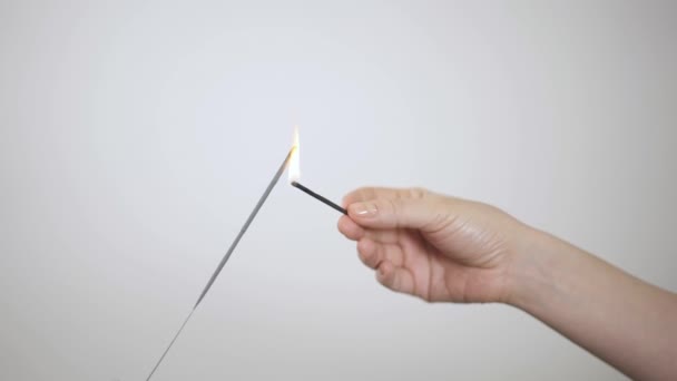 Movimento lento primo piano di accendere il fuoco al scintillante con un fiammifero — Video Stock