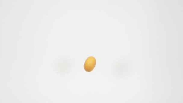 Повільний рух багатьох мандаринів, кинутих в повітря на білому тлі — стокове відео