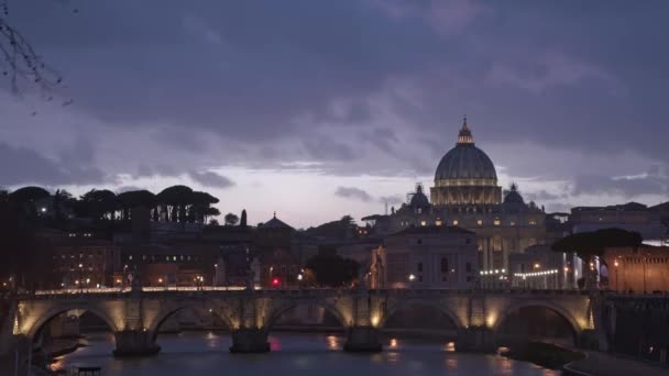 Timelapse disparó. Vaticano, Basílica de San Pedro y Puente de San Ángel cruzando el río Tíber en el centro de Roma Italia, monumentos históricos de la Antigua Roma, destino de viaje . — Vídeo de stock