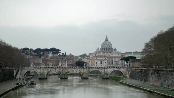 Gün ışık timelapse vurdu. Vatikan, St Peter Bazilikası ve Tiber Nehri şehir merkezi Roma İtalya, Antik Roma ' nın tarihi yerler crossing St Angelo Köprüsü seyahat hedef. — Stok video