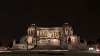 Otomobil, otobüs, hızlandırılmış turistler ve yerliler için Roma, İtalya Piazza Venezia gecesi yakınındaki. Zaman atlama atış kurulması aşağı kilitli