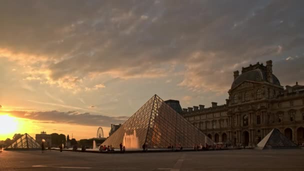 Parijs - 21 augustus 2018: Tijd-tijdspanne van toeristen lopen voor het Louvre, augustus 21, 2018 in Parijs, Frankrijk. Het Louvre Museum is een van de grootste en meest bezochte kunstmuseum in de wereld. — Stockvideo
