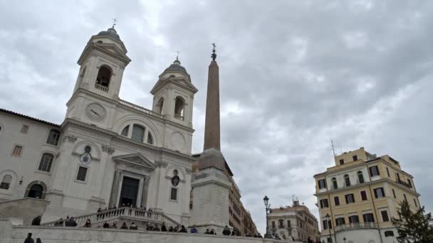 ROME - 20 février : Des touristes visitent la Piazza di Spagna à Rome, en Italie. Une attraction célèbre de la Place d'Espagne à Rome, 20 2018 — Video