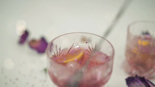 レモンのカクテルに氷をかき混ぜるをクローズ アップ — ストック動画