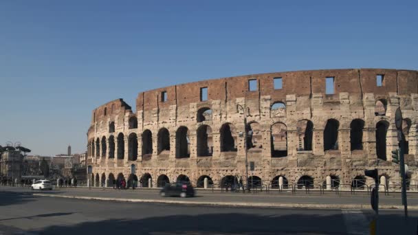 ROMA, ITÁLIA - JUNHO 9 2018: Timelapse shot of traffic nearby the Colosseo in Rome. O Coliseu também conhecido como Anfiteatro Flaviano. Anfiteatro oval no centro da cidade de Roma, Itália — Vídeo de Stock