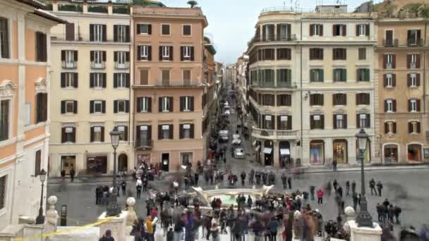 ROMA - 20 DE FEBRERO: Los turistas están visitando Piazza di Spagna en Roma, Italia. Una famosa atracción de la Plaza de España en Roma, 20 2018 Cerrado el lapso de tiempo estableciendo tiro — Vídeos de Stock