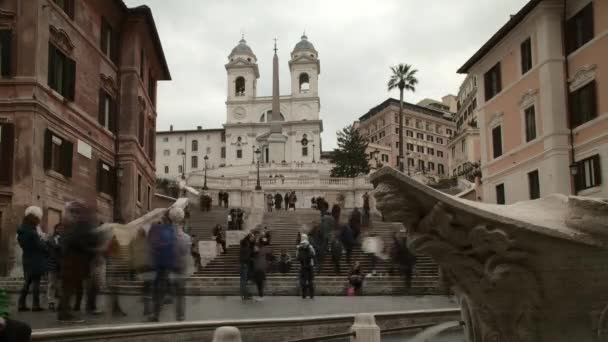 ROMA - 20 DE FEBRERO: Los turistas están visitando Piazza di Spagna en Roma, Italia. Una famosa atracción de la Plaza de España en Roma, 20 2018 Cerrado el lapso de tiempo estableciendo tiro — Vídeos de Stock