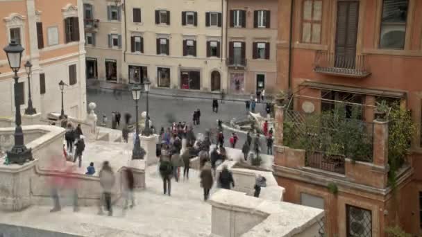 Rom - Feb 20: Turister besöker Piazza di Spagna i Rom, Italien. En berömd attraktion i Spanska trappan i Rom, 20 2018 Locked down tid förfaller att upprätta skott — Stockvideo