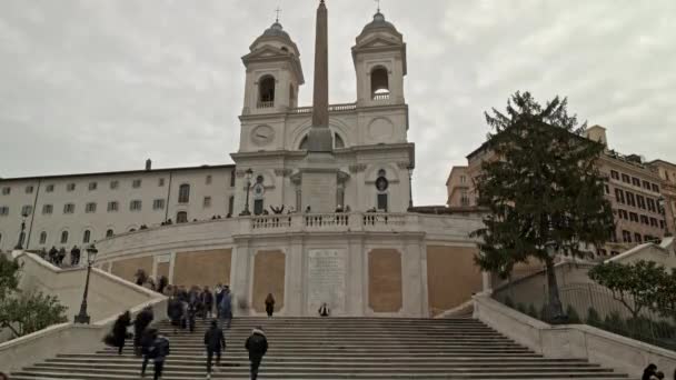 Řím - únor 20: Turisté navštěvují náměstí Piazza di Spagna, Řím, Itálie. Věhlasná atrakce Španělské schody v Římě, 20 2018 uzamknout dolů časová prodleva založení shot — Stock video