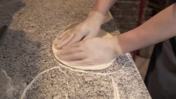 İtalyan Şef bir tablo pişirme ve el yoğurma hamur şekillendirme — Stok video