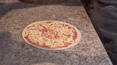 Pizza domates sos ve peynir ile temel maddeler ekleyerek Cook