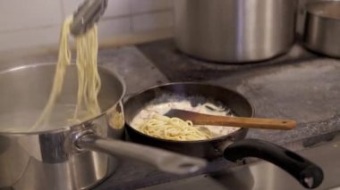 Spagetti kase kızartma tavası koyarak carbonara yemek Şef.