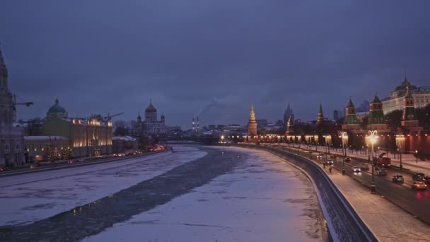 俄罗斯莫斯科--12月6日: 莫斯科河在一个冬日。莫斯科中心全景从桥梁 — 图库视频影像