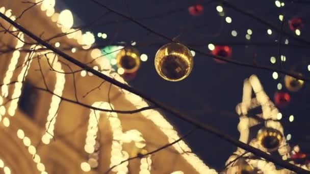 Kale boom versierd met rode en gouden kerstballen buiten — Stockvideo