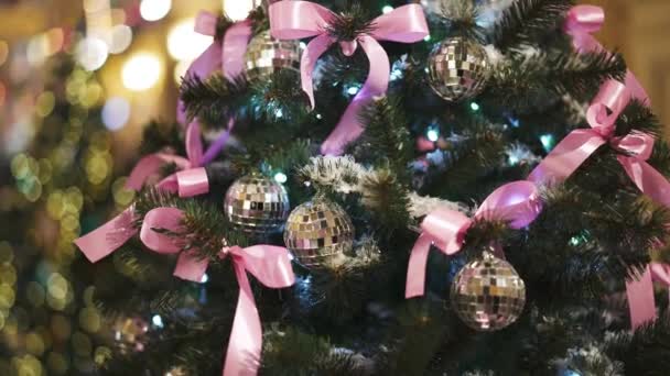 Arbre artificiel vert de Noël avec neige artificielle décorée de boules d'argent et de rubans — Video