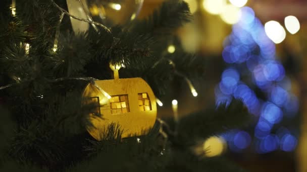 Close-up de brinquedo de Natal amarelo no brinquedo de Natal com fundo borrado — Vídeo de Stock