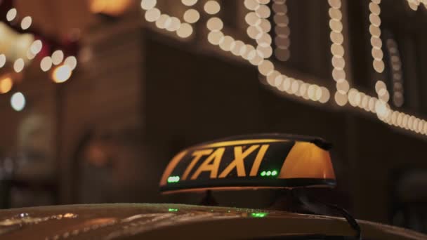 Крупный план желтого маяка такси на крыше желтого автомобиля зимой — стоковое видео