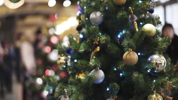 Artificial christmas green tree decorated with white and yellow christmas balls — Stock Video