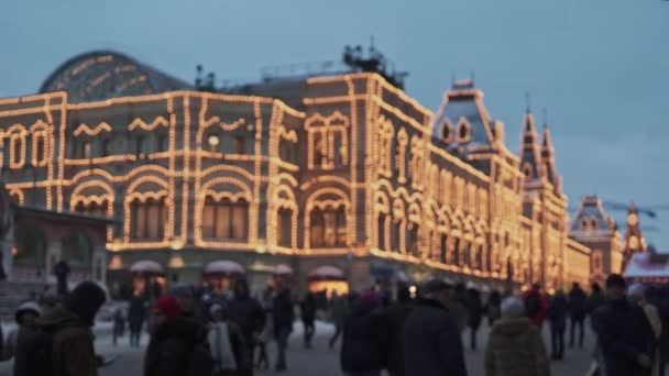 Moskva, Rusko - 6. prosince: Handhaled záběr obchod Gum v Moskvě. Rozmazaný záběr zdobené gumy — Stock video