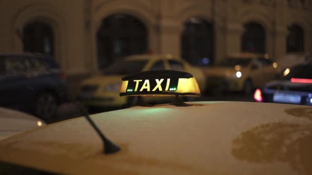 Εσωτερικη κίτρινο ταξί προειδοποιητικού σήματος στη στέγη κίτρινο αυτοκίνητο το χειμώνα — Αρχείο Βίντεο