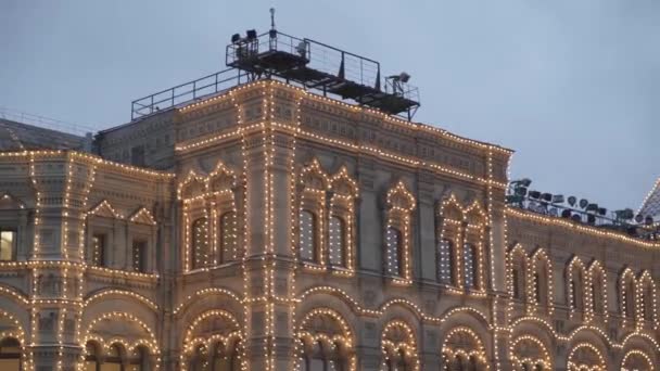 MOSCOW, RÚSSIA - DEZEMBRO 6: Pan tiro de GUM decorado em guirlanda amarela. telhado de goma com holofotes — Vídeo de Stock