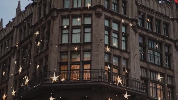 MOSCÚ, RUSIA - 6 DE DICIEMBRE: Decoraciones de Navidad estrellas sparkilng en la construcción. Ventanas de Moscú edificio con decoraciones — Vídeos de Stock