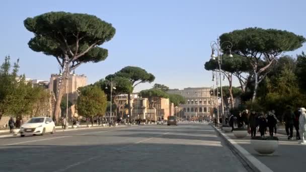 Rome, İtalya - 31 Mayıs 2018: Zoom Timelapse, Via dei Fori Imperiali Venedik Meydanı'na doğru Kolezyum Roma, İtalya. — Stok video