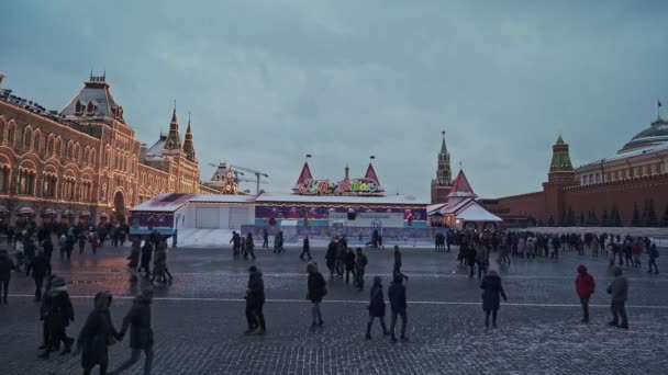 俄罗斯莫斯科--1 2月6日: 冬天人们在红场上散步, 在胶附近的溜冰场周围散步 — 图库视频影像