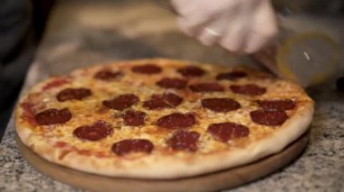 Kesme hazır sıcak pizza pişirme masada dört parçalar halinde yakın çekim