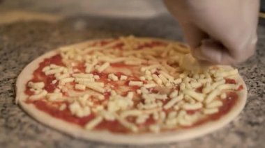 Domates sos ve peynir pizza kaide üzerinde Mozzarella peyniri ekleyerek Cook