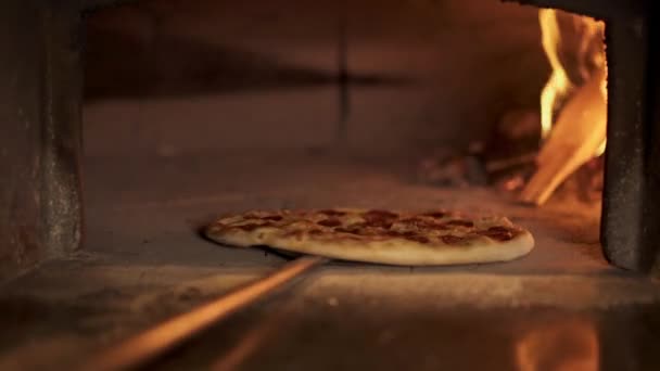 Chef italiano recibiendo pizza de pepperoni caliente listo fuera del horno de birck — Vídeos de Stock