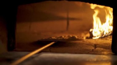 Küçük geleneksel pizza içinde bir ateş ile bir soba pizza fırında pişirme