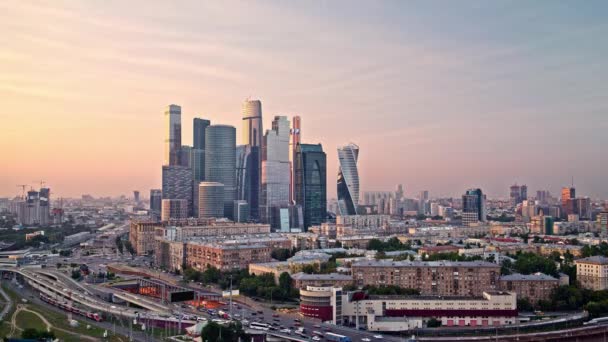 Sunset Timelapse de la ciudad de negocios en Moscú, llamado The Moscow International Business Center. Un plano panorámico. Tráfico ocupado del centro de Moscú . — Vídeo de stock