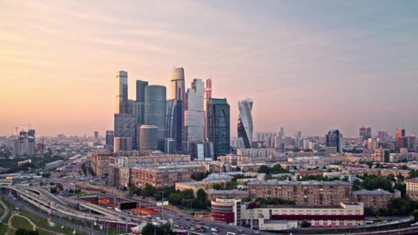 Puesta de sol panorámica Timelapse de la ciudad de negocios en Moscú, llamado El Centro Internacional de Negocios de Moscú. Vista panorámica del zoom. Tráfico ocupado del centro de Moscú . — Vídeo de stock