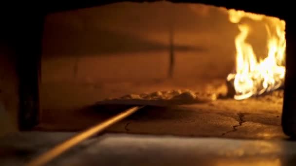 Petite cuisine traditionnelle à pizza dans un four à pizza avec un feu à l'intérieur 