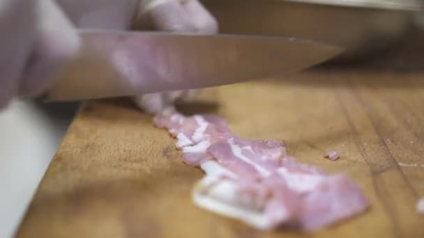Primo piano del taglio tagliare una fetta di pancetta a pezzi più piccoli — Video Stock