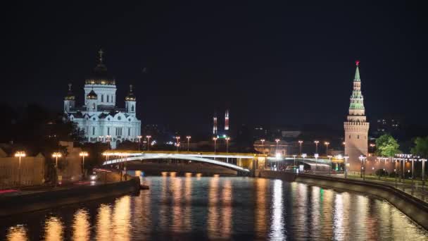 Moskva, Ryssland - 30 September, Timelapse från Bolsjoj Kamenniy Bridge. Vy från bron över Kreml och banvallen av floden Moskva. — Stockvideo