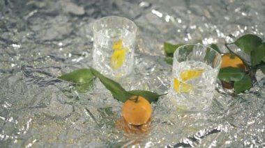 İki kokteyl limon ve mandalina yanıp sönen folyo ile masada