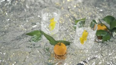 İki kokteyl limon ve mandalina yanıp sönen folyo ile masada