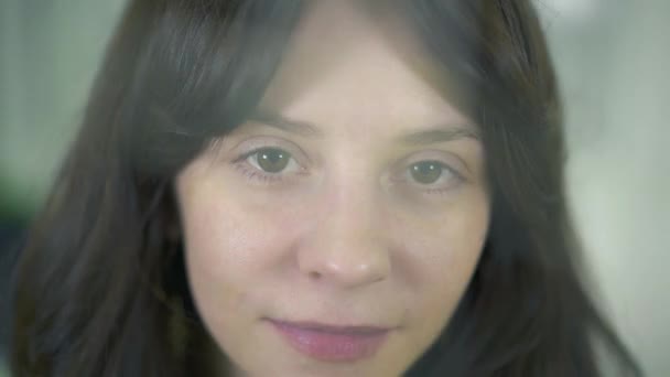 Närbild av attraktiv kaukasiska brun kvinna med lager av gul bokeh effekt — Stockvideo