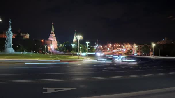 Timelapse z Moskvy busy provozu v city centrum Moskva, Kreml oblast, v noční době. Panoramatický snímek o stanovení. — Stock video