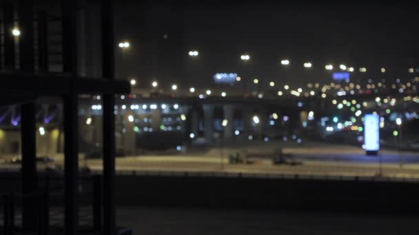 Trafik gece city, otomobil sürücüsü, ufuk ve bulanık video, bokeh kentsel ışıklar sahne — Stok video