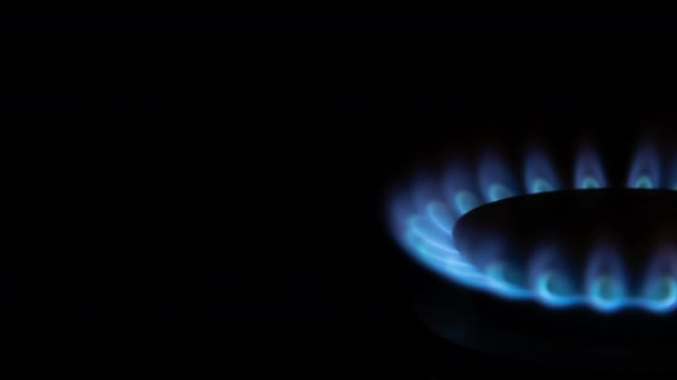 Timelapse záběr plamen zemního plynu na černém pozadí — Stock video