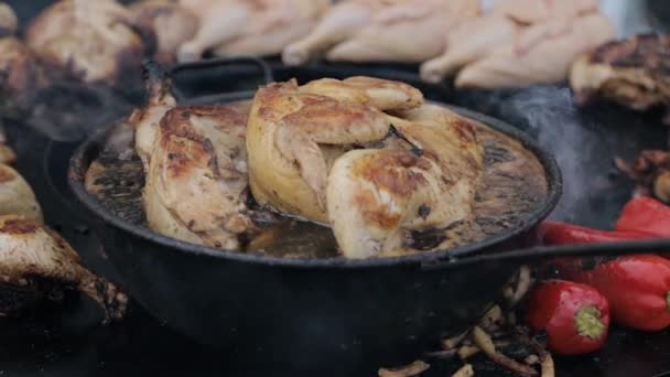 Koken, bakken of frituren van kip in kokend hete olie op grill — Stockvideo