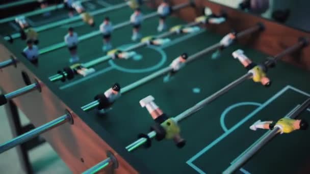 テーブル サッカーやミニチュアの選手とキッカーで遊ぶ人々 — ストック動画